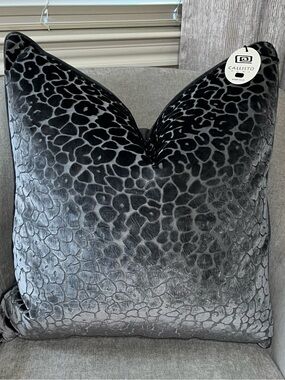 1-NWT CALLISTO HOME GRAPHITE LEOPARD DESIGN LUXURY DECORATIVE PILLOW (T06785F11)